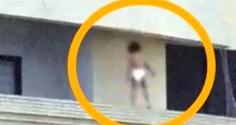 Vídeo mostra menino de 3 anos andando na mureta da sacada de apartamento