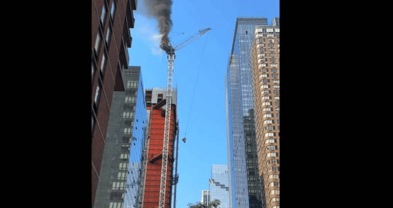 Guindaste despenca em Nova York, atinge prédio e cai no meio da rua;