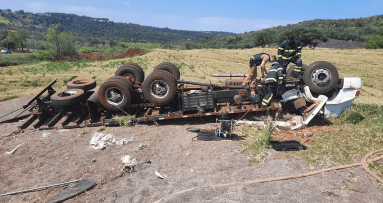 Dois homens morrem após caminhão sair da pista e capotar em Ubiratã