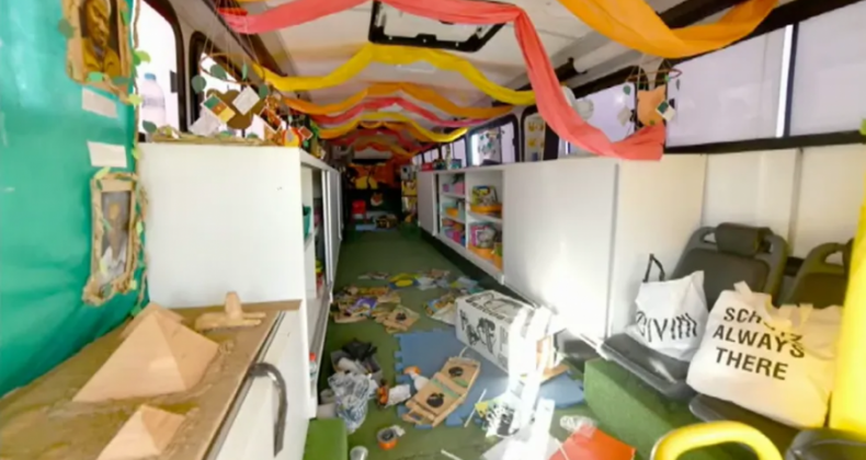 Ônibus com biblioteca itinerante é destruído por vândalos, em Umuarama