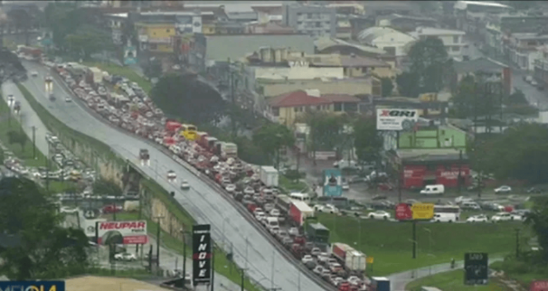 Fila para atravessar a Ponte da Amizade chega a 2 km nesta sexta (8)