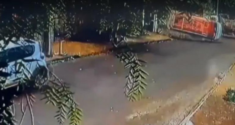 Ambulância do Samu capota ao ser atingida por caminhão, em Cascavel