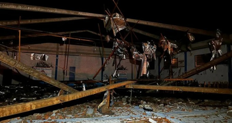 FOTOS: Centro comunitário fica destruído após temporal, em Maripá