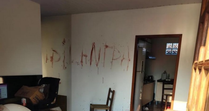 Homem agride esposa no PR e escreve na parede com sangue da vítima
