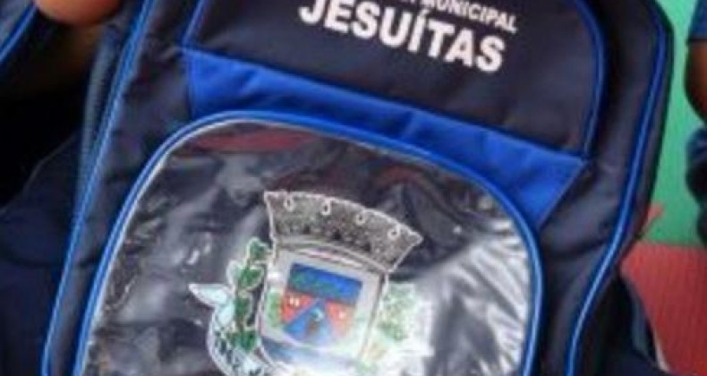 Alunos da rede municipal de ensino recebem material escolar