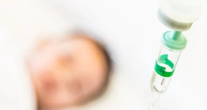 Bebê de 4 meses entra em coma alcóolico após ingerir vinho na mamadeira