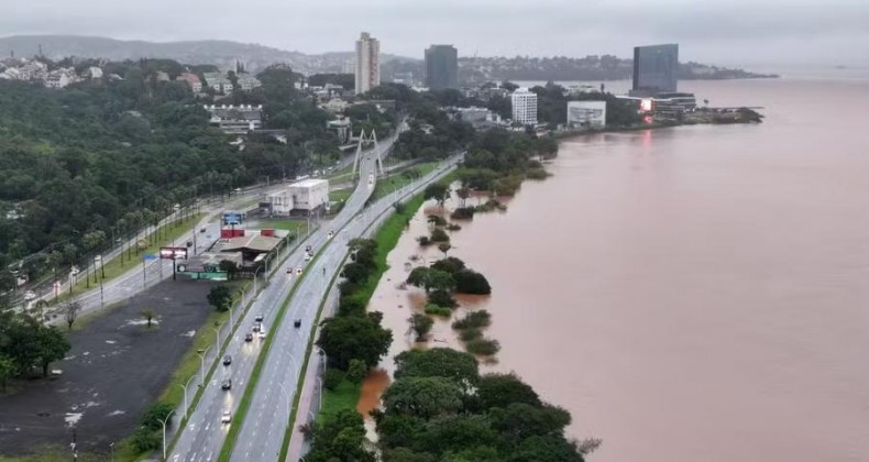 Nível do Guaíba atinge 4,50 metros, e águas invadem ruas e rodoviária de Porto Alegre