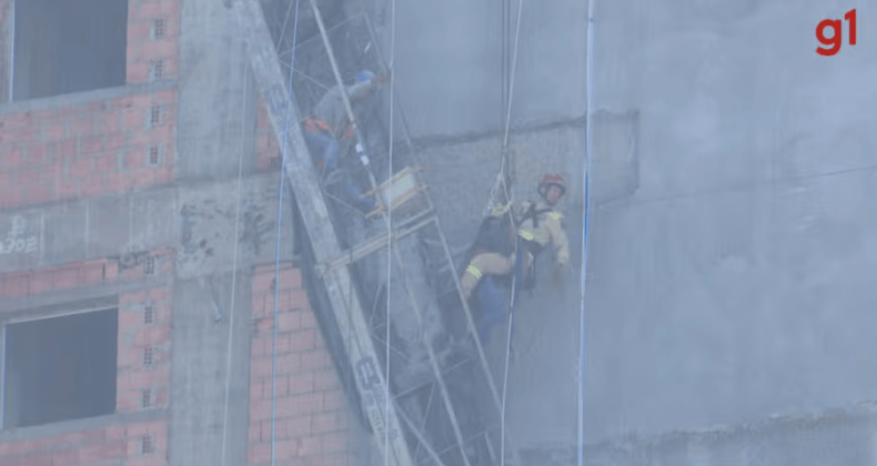 Trabalhadores são resgatados após ficarem pendurados a 45 metros de altura em prédio no PR