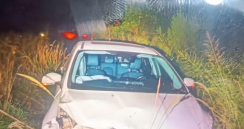 Mulher é presa por embriaguez ao volante após bater carro em veículo envolvido em outro ac